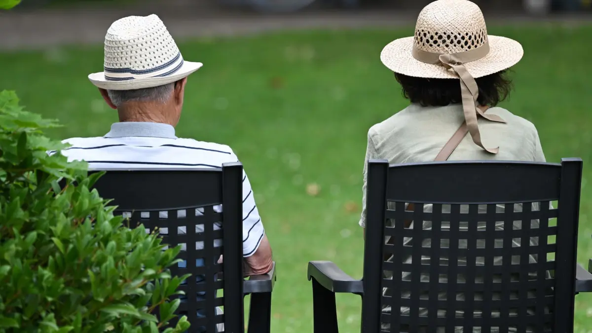Pensionäre: ARCHIV - 15.07.2025, Rheinland-Pfalz, Bad Kreuznach: Ein älteres Paar verfolgt im Kurpark das Konzert eines Schulorchesters. (zu dpa: «Elterngeld und Rente: Was die Koalition jetzt diskutiert») Foto: Arne Dedert/dpa +++ dpa-Bildfunk +++