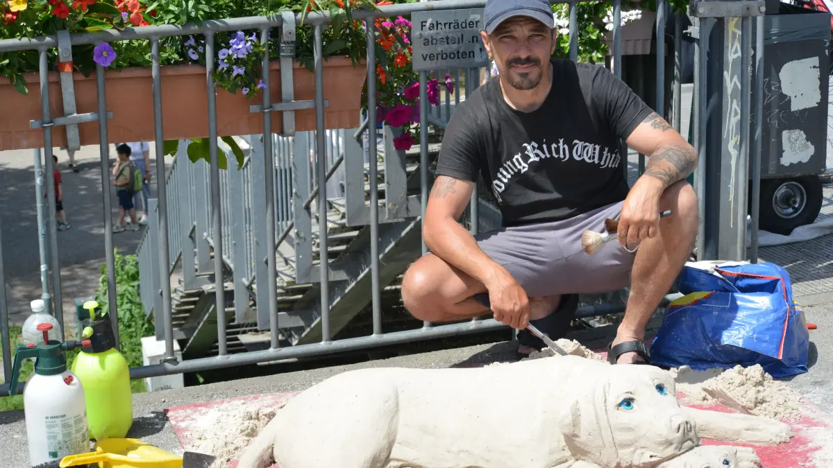 Adrian Ionos präsentierte am Sonntag auf der Neckarbrücke seine Straßenkunst.