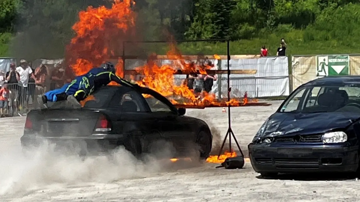 Mit ihrer Show mit Monstertrucks, sich überschlagenden Autos und einer Feuershow begeisterte „Chaos Xtreme“ über Pfingsten etliche Hundert Zuschauer auf dem Empfinger Festplatz.