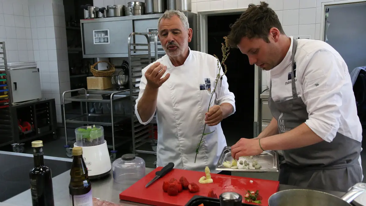 Matthias und Helmut Walter, technische Lehrer (Köche) in der Landesberufsschule für Hotellerie und Gastronomie in Bad Überkingen. Erdbeeren mal anders.