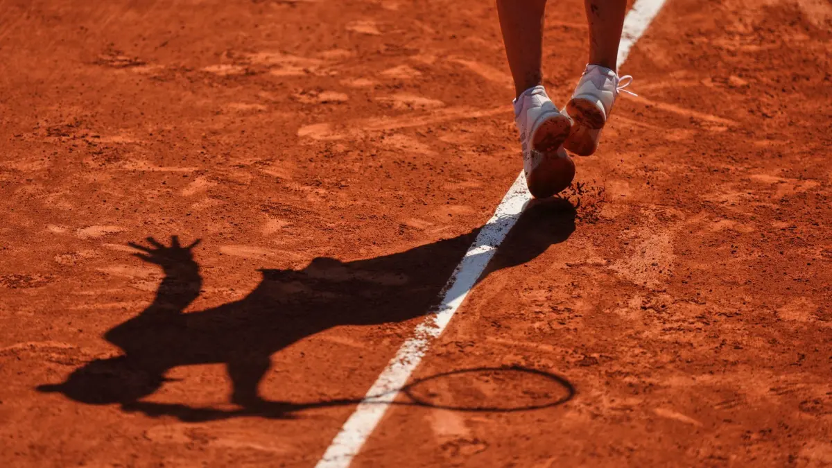 Tennis French Open: 26.05.2026, Frankreich, Paris: Tennis: Grand Slam/WTA-Tour, Frauen, French Open, Einzel, 1. Runde, Jovic (USA) - Eala (Philippinen). Iva Jovic tritt während ihres Aufschlagspiels gegen die Philippinerin Eala auf den Sand. Foto: Aurelien Morissard/AP/dpa +++ dpa-Bildfunk +++