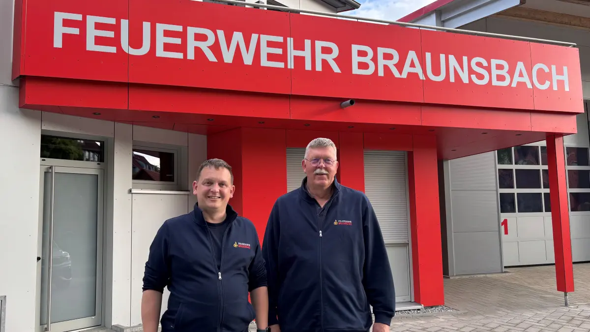 Steffen Schumacher (stellvertretender Gesamtfeuerwehrkommandant Braunsbach) und Rolf Dierolf (Gesamtfeuerwehrkommandant a. D.) erinnern sich an die Flutnacht.