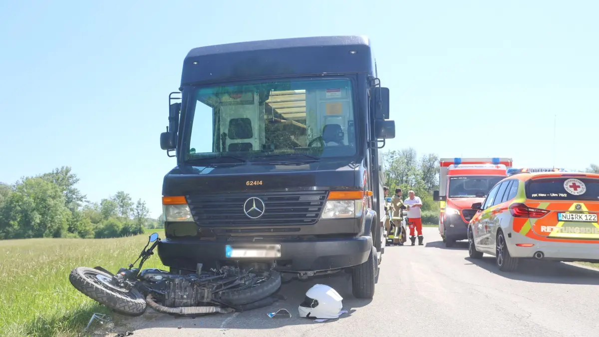 Unfall in Neu-Ulm, Holzstraße, Höhe Pfuhler See: Motorradfahrer rutscht unter Lieferfahrzeug, kommt verletzt ins Krankenhaus.