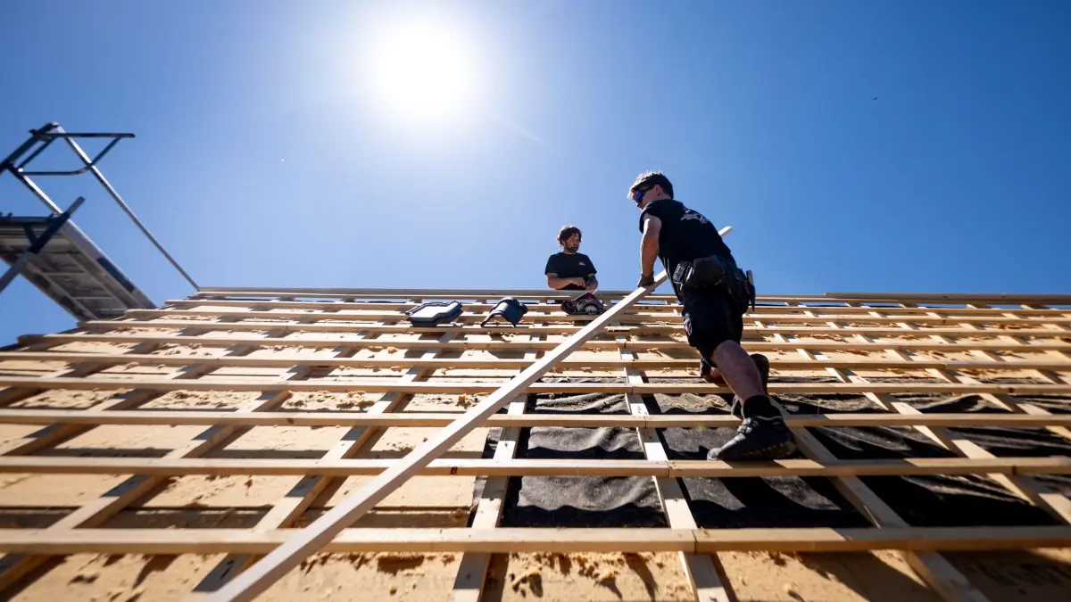 Wetter in Nordrhein-Westfalen: 26.05.2026, Nordrhein-Westfalen, Sankt Augustin: Dachdecker der Firma «Dachdecker Ditscheid» arbeiten unter der sengenden Sonne bei über 30 Grad auf dem Dach eines Hauses im Rhein-Sieg-Kreis. Foto: Benjamin Westhoff/dpa +++ dpa-Bildfunk +++