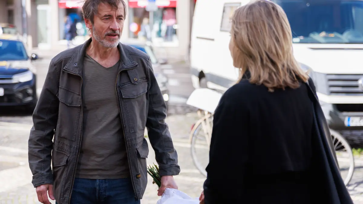 Stella (Bettine Langehein) muss dem euphorischen Jori (Guido Broscheit) schonend beibringen, seinen Heiratsantrag besser zu canceln.