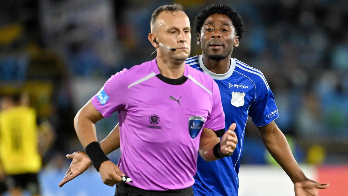 Millonarios' midfielder #8 Dewar Victoria argues with Argentine referee Dario Herrera during the Copa Sudamericana group stage football match between Colombia's Millonarios and Chile's O'Higgins at the Nemesio Camacho El Campin stadium in Bogota on May 26, 2026. (Photo by Luis ACOSTA / AFP)