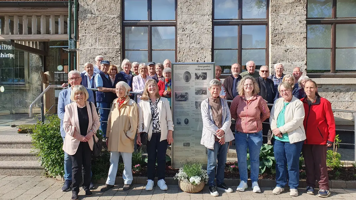 An zentraler Stelle soll die Stele das Andenken an die Familie Kahn lebendig halten.