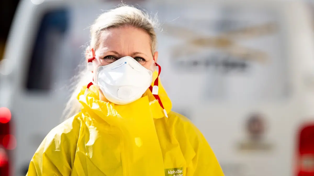 Tatortreiniger im Thüringer Wald im Einsatz: PRODUKTION - 19.05.2026, Thüringen, Ilmenau: Firmeninhaberin Bernadeta Lotze (47) in einem Schutzanzug und mit FFP3-Maske, bevor sie mit der Wohnungsreinigung im Thüringer Wald am 19. Mai 2026 beginnt. In der Wohnung wurde die verstorbene Bewohnerin aufgefunden. Die Firma Tatortreinigung Lotze führt die Reinigung von Tatorten, Unfallorten sowie stark kontaminierten Räumlichkeiten durch. (zu dpa: «Letzte Spuren - vom Alltag einer Tatortreinigerin») Foto: Jacob Schröter/dpa +++ dpa-Bildfunk +++