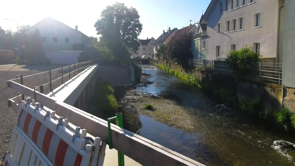Das Gebäude links ist bereits abgerissen und das Ufer Hochwasserschutz an der Echaz in Betzingen. Flaschenhals.