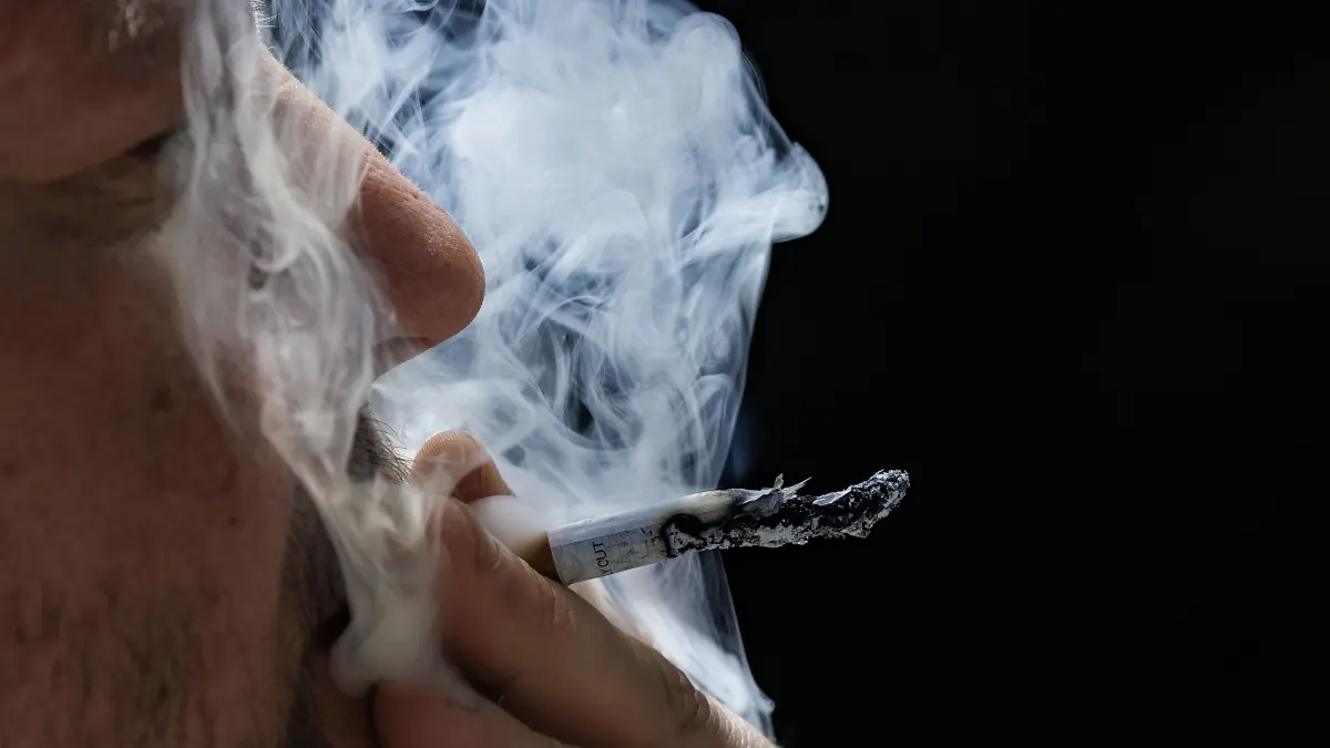 Für Raucher ist die Zigarette wie eine Auszeit, beispielsweise vom stressigen Alltag. Das kurze Innehalten ist ihnen wichtig; von den gesundheitlichen Gefahren dürften sie alle wissen.