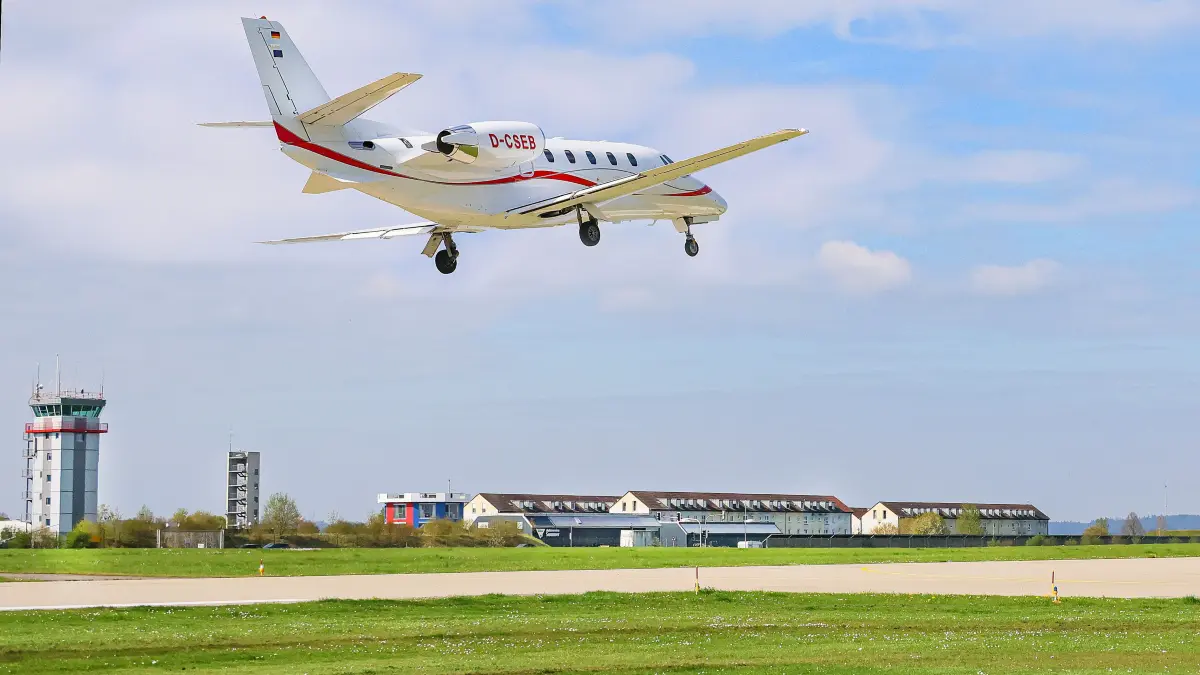 Adolf-Würth-Airport - Flugplatz Schwäbisch Hall GmbH - Hessental - ehemaliger Fliegerhorst. Geschäftsflugbetrieb - Geschäftsflieger - Business-Jet - Geschäftsflug - Business Flug D-CSEB Cessna 560XL Citation XLS+ der Adolf Würth GmbH beim Start in Hessental