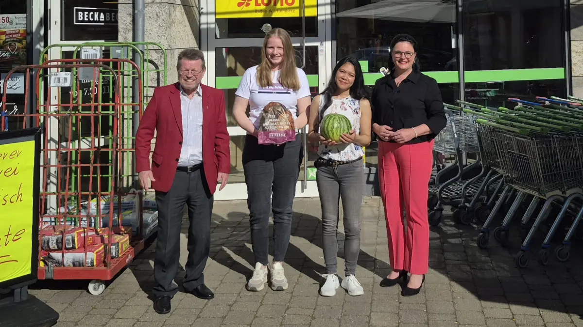 Reinhard Schmohl, Luisa Böck, Nantiya Langeneck und Bürgermeisterin Anja Sauer vor dem Landmarkt in Römerstein-Böhringen. Der Innenraum wird sich verändern, aber die Nahversorgung bleibt gesichert.