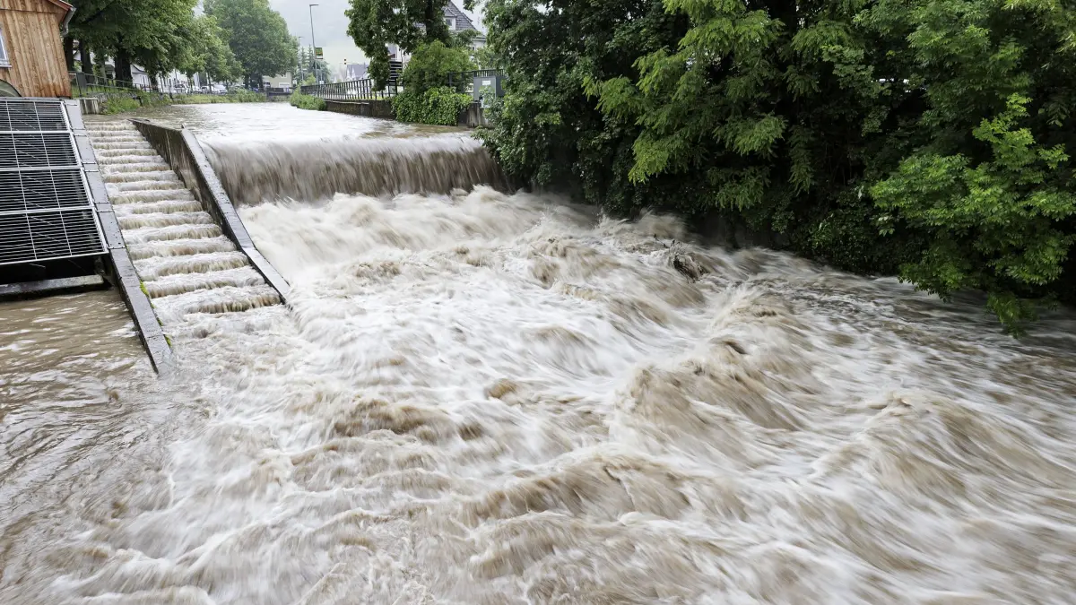 Unwetterwahrungen. Aufgrund des erwarteten extrem ergiebigeren Dauerregens halten sich die Feuerwehren im Landkreis in Bereitschaft. Die Fils, wie hier bei der Wasserkraftanlage in Deggingen, schwoll, verursacht durch den anhaltenden Starkregen, innerhalb kurzer Zeit stark an. Die Pegel Flüsse und Bäche stiegen schnelle an und die Feuerwehren befüllten Sandsäcke um das Hochwasser abzuhalten.