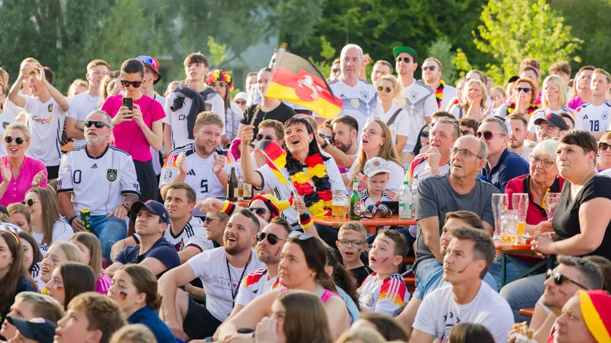 Trotz späterer Anstoßzeiten hoffen die Veranstalter auf ebenso tolle Stimmung wie schon beim Public Viewing der Fußball-EM 2024.
