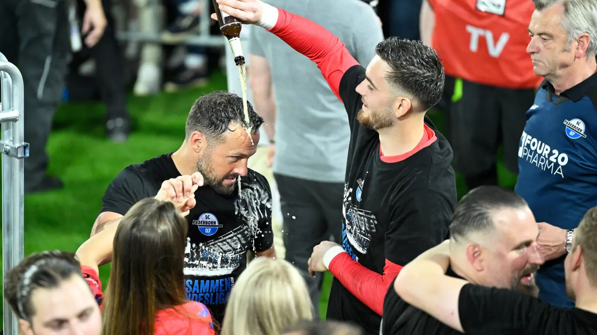 GER, Herren, Relegation, Saison 2025-2026, SC Paderborn 07 - VfL Wolfsburg: Paderborn, Home Deluxe Arena, 26.05.26, GER, Herren, Relegation, Saison 2025-2026, SC Paderborn 07 - VfL Wolfsburg Bild: Schlussjubel, Emotion, Freude bei v.li.Trainer Ralf KETTEMANN Paderborn und Torwart Dennis SEIMEN Paderborn mit Bierdusche DFL regulations prohibit any use of photographs as image sequences and/or quasi-video. NRW Deutschland *** Paderborn, Home Deluxe Arena, 26 05 26, GER, Herren, Relegation, Saison 2025 2026, SC Paderborn 07 VfL Wolfsburg Bild Schlussjubel, Emotion, Freude bei v li Trainer Ralf KETTEMANN Paderborn und Torwart Dennis SEIMEN Paderborn mit Bierdusche DFL regulations prohibit any use of photographs as image sequences and or quasi video NRW Deutschland