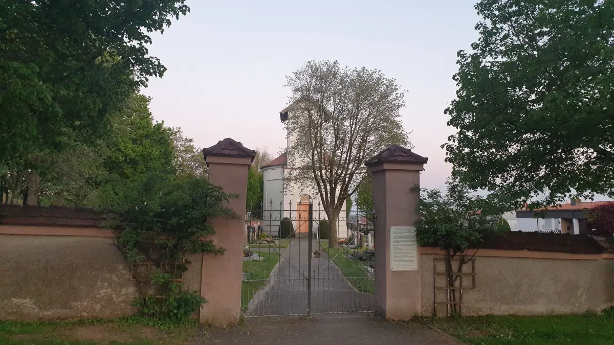 Friedhof in Öpfingen, Eingang