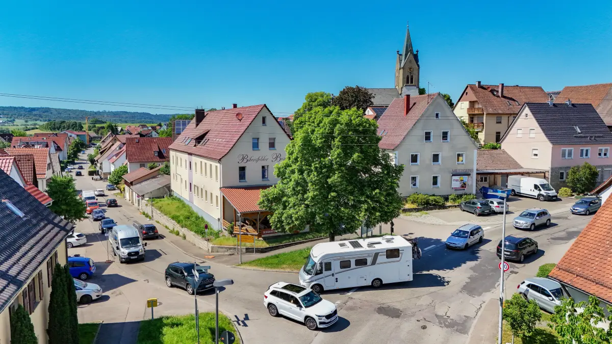 Ortsdurchfahrt von Michelfeld ist gesperrt. Jetzt rollt reichlich Verkehr durch Bibersfeld. An der Ecke Luckenbacher Straße / Michelfelder Straße kommt es zu gefährlichen Situationen.