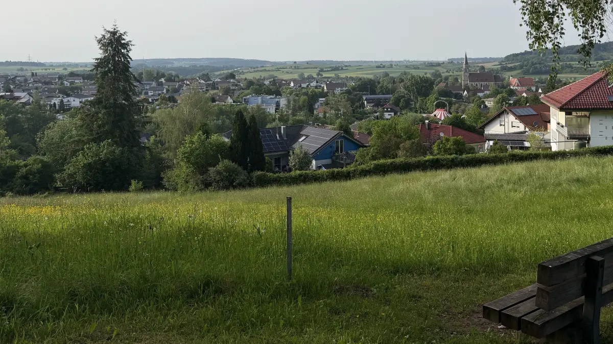 Eingebettet in die Natur liegt Rangendingen, gut zu sehen von der Lindeshalde.