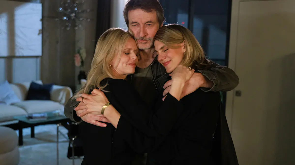 Patrizia (Miriam Lahnstein, l.), Jori (Guido Broscheit) und Stella (Bettine Langehein) sehen überglücklich der Zukunft entgegen.