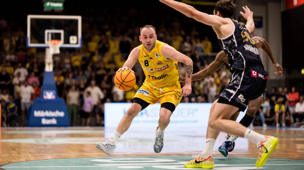 Barmer 2. Basketball Bundesliga ProA Playoffs Halbfinale Spiel 3, Phoenix Hagen - Eisbären Bremerhaven; 26.05.2026: Barmer 2. Basketball Bundesliga ProA Playoffs Halbfinale Spiel 3, Phoenix Hagen - Eisbären Bremerhaven 26.05.2026 Devin Schmidt Phoenix Hagen, 8 am Ball, Jannis von Seckendorff Eisbären Bremerhaven, 90 BARMER 2. Basketball Bundesliga ProA Playoffs Halbfinale Spiel 3, Phoenix Hagen - Eisbären Bremerhaven Hagen, Ischelandhalle am 26.05.2026 *** Barmer 2 Basketball Bundesliga ProA Playoffs Semifinal Game 3, Phoenix Hagen Eisbären Bremerhaven 26 05 2026 Devin Schmidt Phoenix Hagen, 8 on the ball, Jannis von Seckendorff Eisbären Bremerhaven, 90 BARMER 2 Basketball Bundesliga ProA Playoffs Semifinal Game 3, Phoenix Hagen Eisbären Bremerhaven Hagen, Ischelandhalle on 26 05 2026 Copyright: xBEAUTIFULxSPORTS/Wunderlx