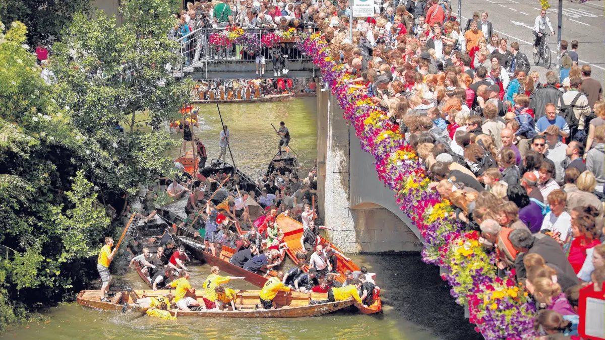 (ohne Überschrift): Vorsicht: Dieses Foto ist möglicherweise nur für den einstigen Verlag Schwäbisches Tagblatt verwendbar. Tübingen, Stocherkahnrennen 2009 am Nadelöhr
11.06.09 Bild: Metz