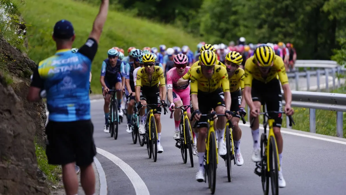 UCI WorldTour - Giro d’Italia: 26.05.2026, Schweiz, -: Radsport: UCI WorldTour - Giro d’Italia, Bellinzona - Cari (113,00 km), 16. Etappe. Der Däne Jonas Vingegaard, der das rosa Trikot des Gesamtführenden trägt, und weitere Fahrer in Aktion. Foto: Fabio Ferrari/LaPresse/AP/dpa +++ dpa-Bildfunk +++