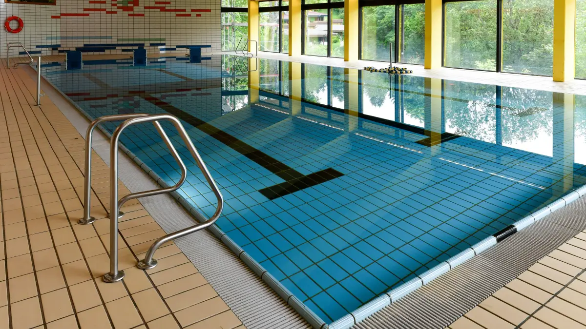 Das Becken im Tieringer Hallenbad ist undicht. Deshalb soll jetzt ein Förderprogramm des Bundes angezapft werden.