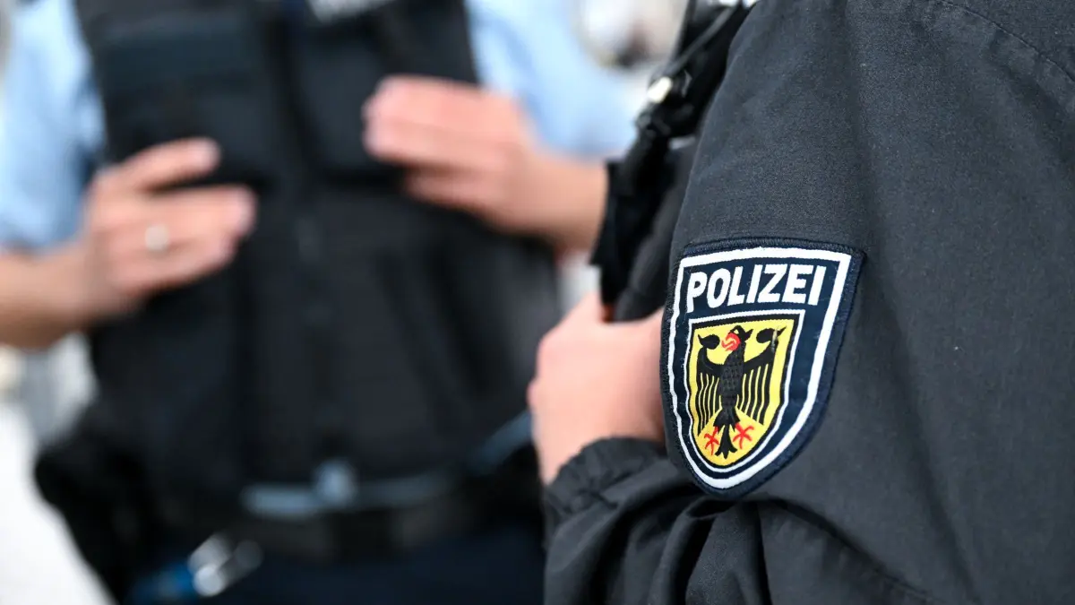 Bundespolizei: ARCHIV - 03.07.2024, Bayern, München: Bundespolizisten stehen am Hauptbahnhof an einem Bahnsteig. (zu dpa: «Angriffe auf Bahn-Sicherheitsdienst: Pfefferspray und Messer») Foto: Sven Hoppe/dpa +++ dpa-Bildfunk +++