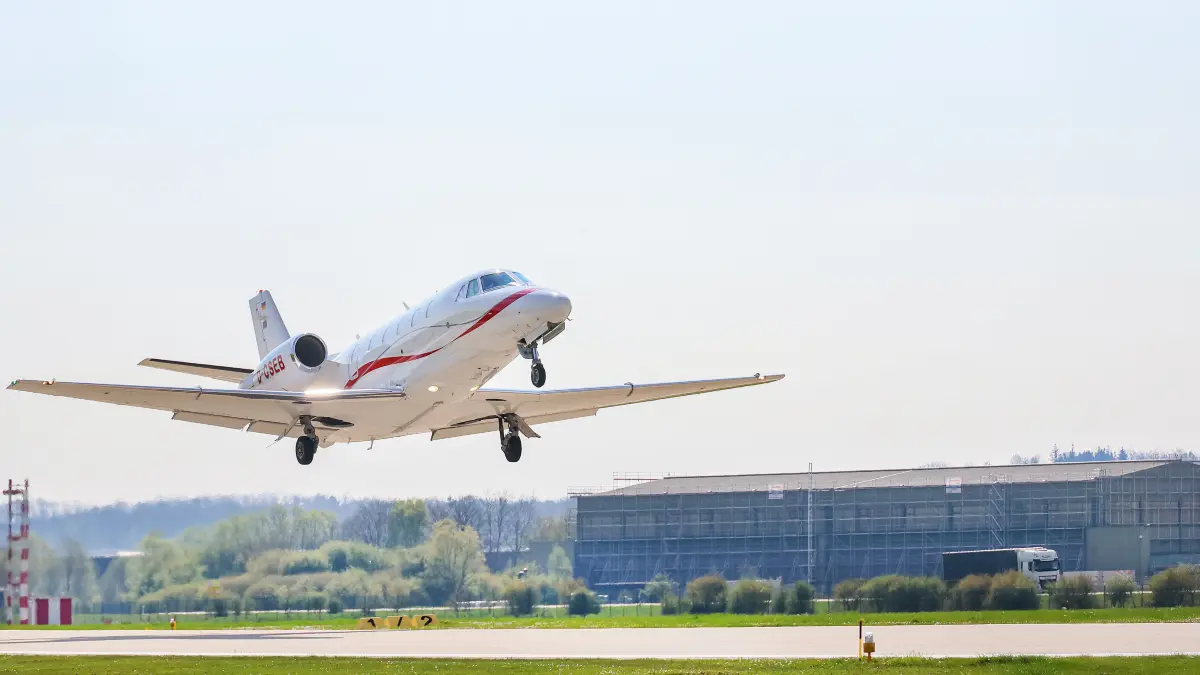 Adolf-Würth-Airport - Flugplatz Schwäbisch Hall GmbH - Hessental - ehemaliger Fliegerhorst. Geschäftsflugbetrieb - Geschäftsflieger - Business-Jet - Geschäftsflug - Business Flug D-CSEB Cessna 560XL Citation XLS+ der Adolf Würth GmbH beim Start in Hessental