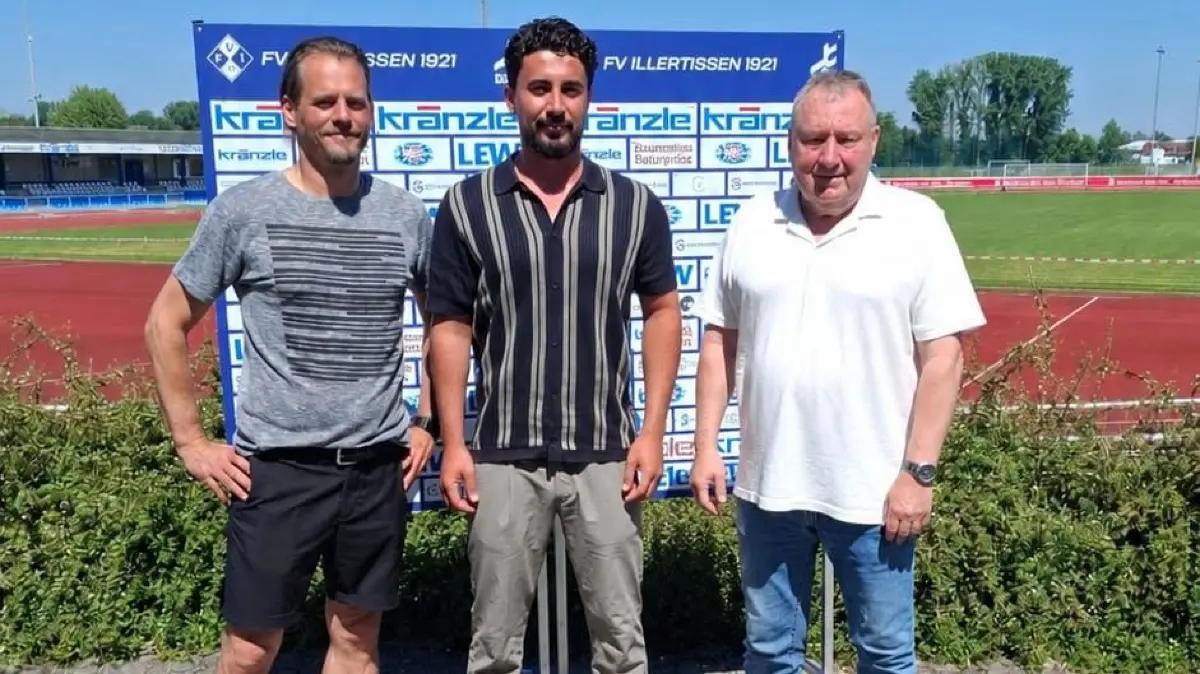 Es zeigt Walid Khaled (Mitte), den neuen Trainer des bayerischen Regionalligisten FV Illertissen. Links : Sportdirektor Jochen Schmitt, rechts Sportvorstand Karl-Heinz Bachthaler