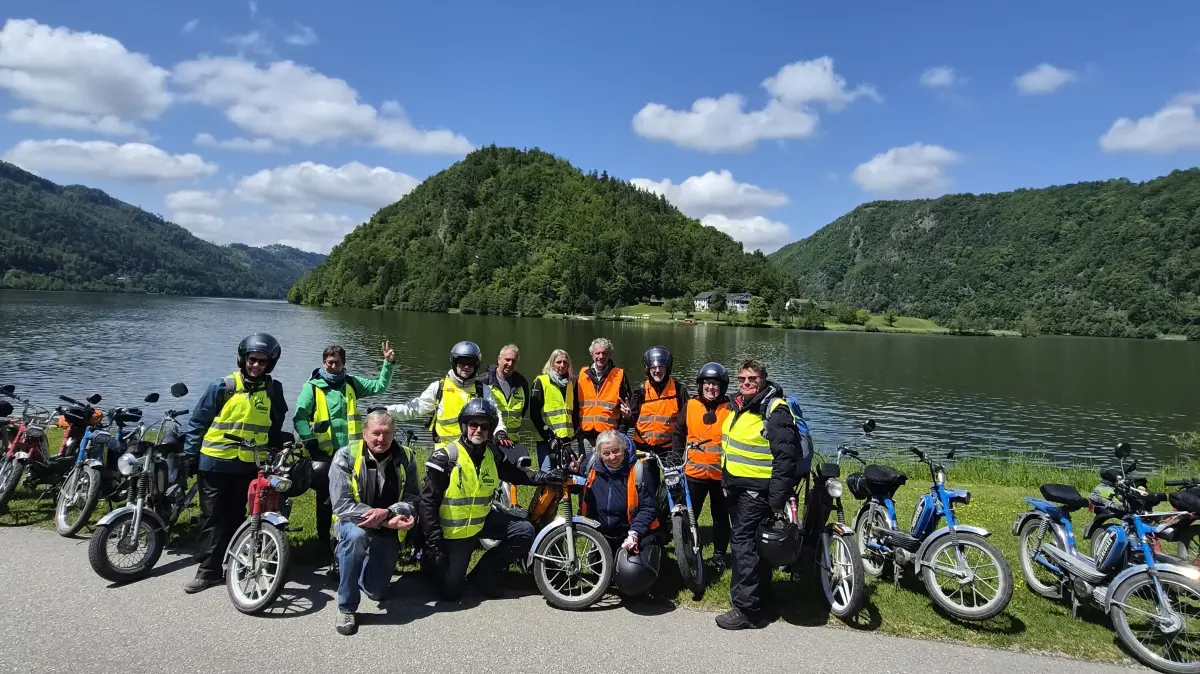 Rad der Zeit: Münsinger Reisegruppe mit dem Mofa unterwegs nach Wien.