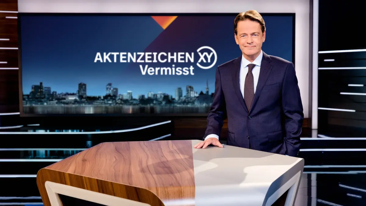 "Aktenzeichen XY... Vermisst": Rudi Cerne steht im Studio.
