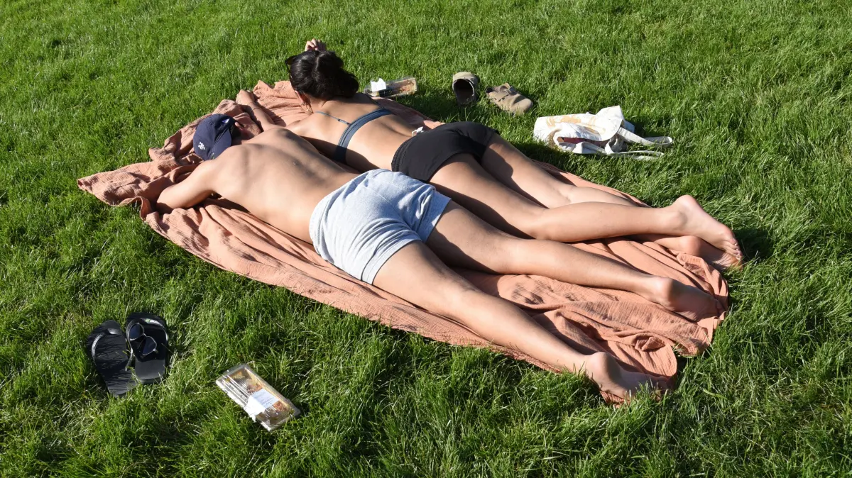 Heatwave Hits Paris: Heatwave Hits Paris Tourists and Parisians cool themselves at the Eiffel Tower as a heat wave hits in Paris, France on May 26, 2026. Photo by Alain Apaydin/ABACAPRESS Paris France PUBLICATIONxNOTxINxFRAxUK Copyright: xApaydinxAlain/ABACAx