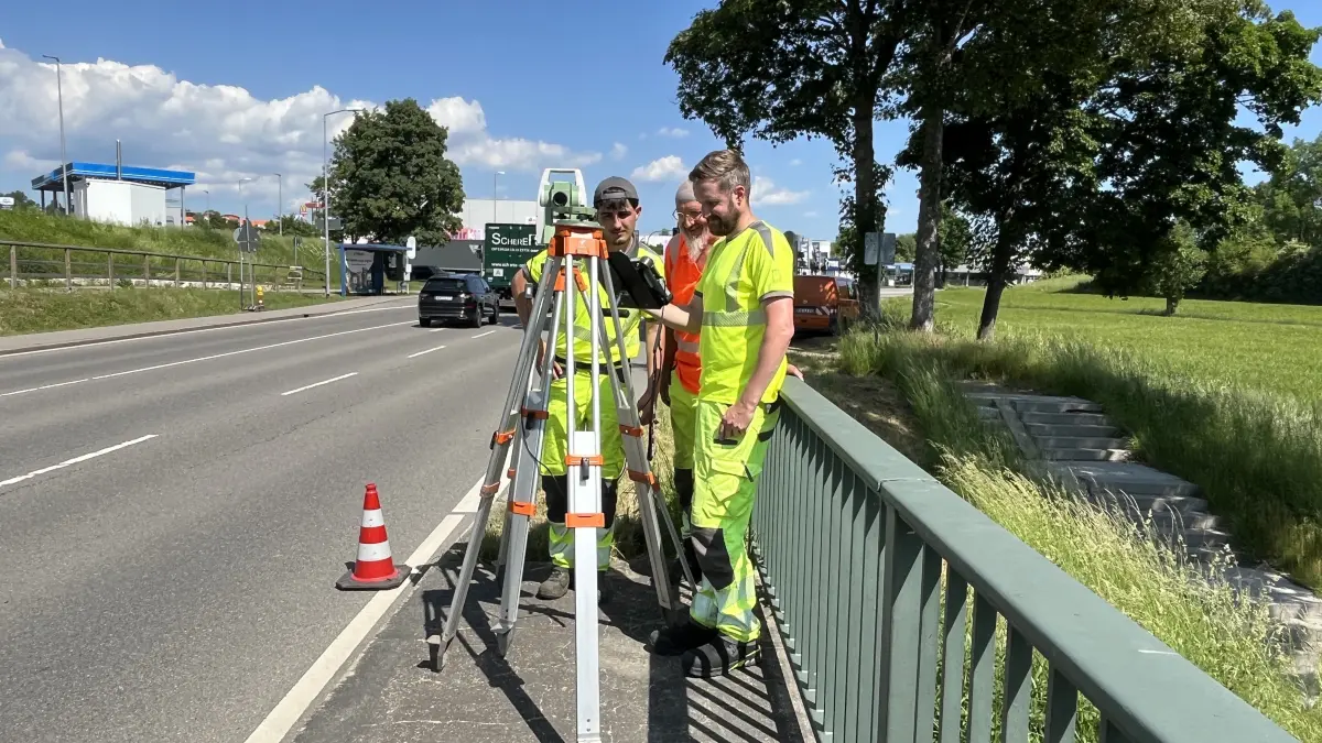 Vermessung B28neu Hohenberg-Umfahrung Rafael Zifle, Bernd Huber, Dieter Wälde (von links)
