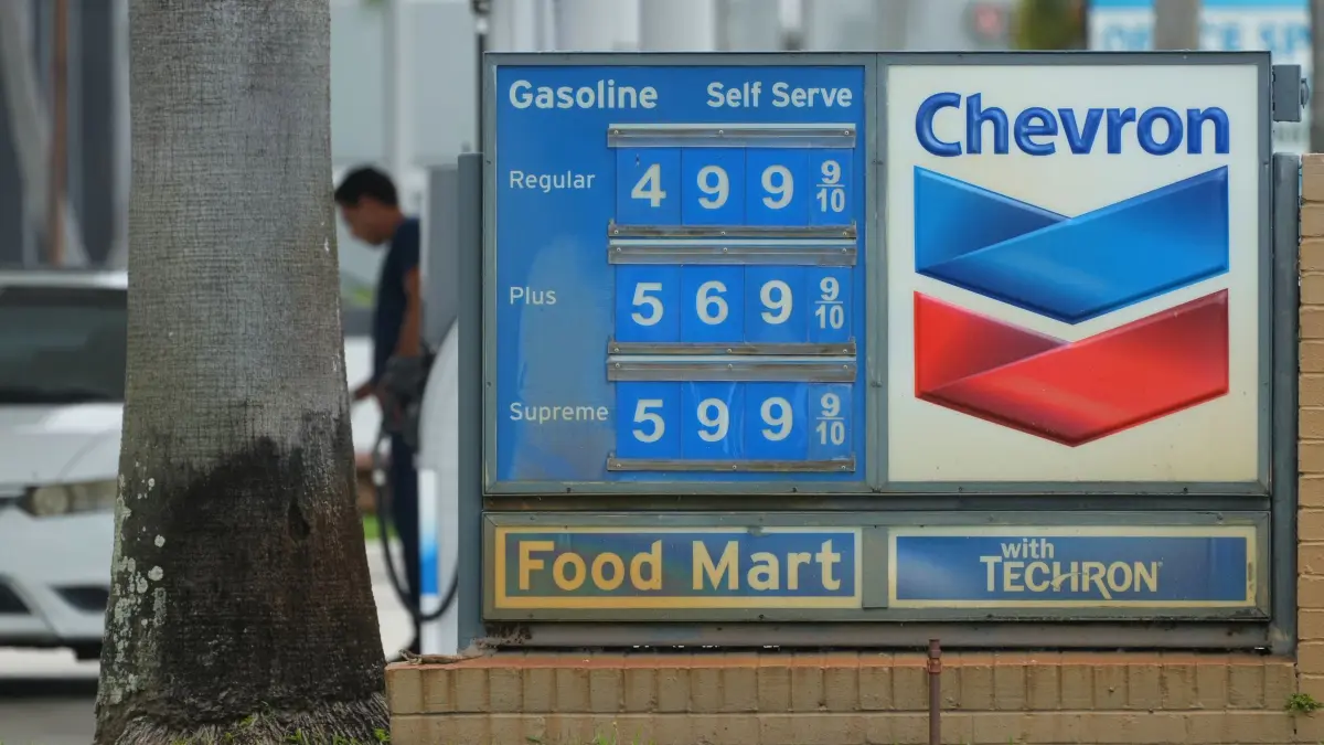 Iran-Krieg - Spritpreise USA: 27.05.2026, USA, Nord-Miami: Ein Kunde tankt an einer Chevron-Tankstelle. Foto: Marta Lavandier/AP/dpa +++ dpa-Bildfunk +++