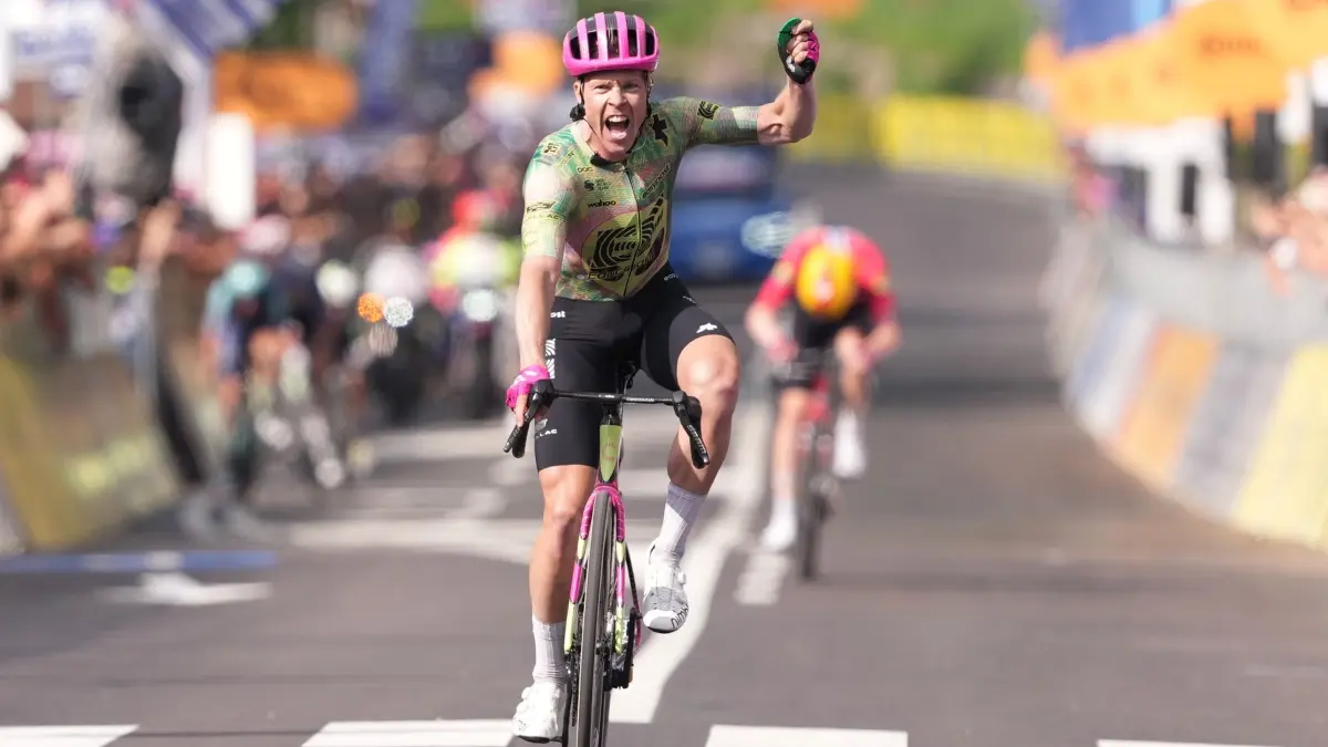 UCI WorldTour - Giro d’Italia: 27.05.2026, Italien, Andalo: Radsport: UCI WorldTour - Giro d’Italia, Cassano d’Adda - Andalo (202,00 km), 17. Etappe. Der Däne Michael Valgren feiert seinen Sieg auf der 17. Etappe. Foto: Gianmattia D'Albertoi/LaPresse/AP/dpa +++ dpa-Bildfunk +++
