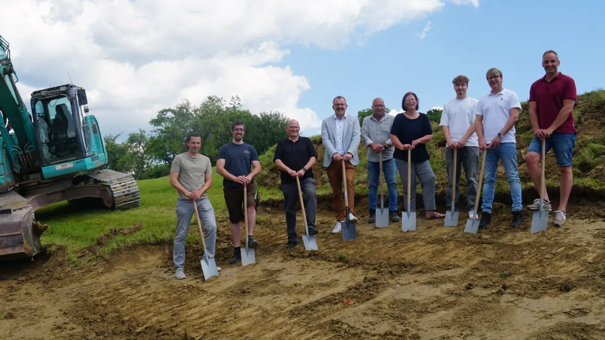 Beim Spatenstich (von links): Stefan Blum, Christian Keppler und Matthias Fritz (Leiter) des Straßenbauamts, Landrat Andreas Junt, Friedrich Weigold (Glatten) und Ilona Costantino (Dornstetten), Marvin Neff (Firma Rath Tiefbau), Tobias Rau (Kirn Ingenieure) und Kämmerer Jochen Köhler (Dornstetten).