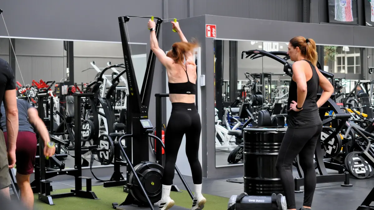 Hyrox Göppingen Training im Fitnessstudio Nice Christina Künstler am SkiErg