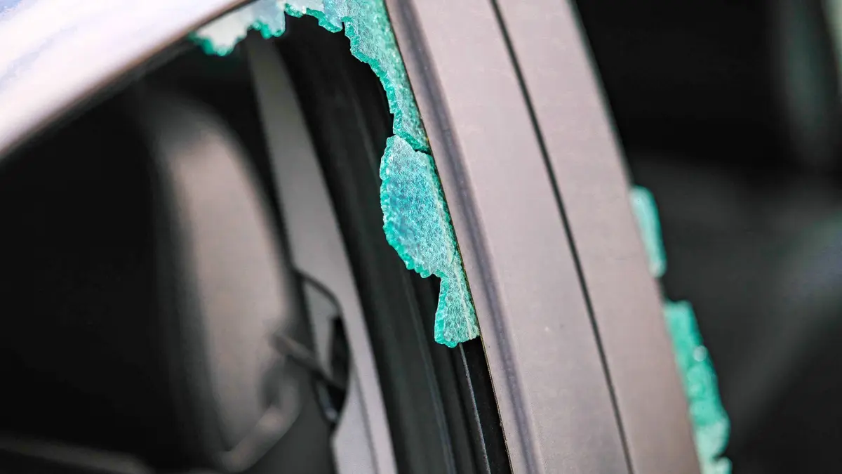 Düsseldorf 28.11.2023 Autoscheibe eingeschlagen Glasscheibe Autoklau Autodiebstahl Sicherheitsglas Kriminalität Einbruchsdiebstahl Vollkaskoversicherung Teilkaskoversicherung Diebstahlsversicherung Auto-Einbruch Automarder KFZ Beschaffungskriminalität Düsseldorf Nordrhein-Westfalen Deutschland *** Dusseldorf 28 11 2023 Car window smashed glass pane car theft car theft security glass crime burglary theft fully comprehensive insurance partially comprehensive insurance theft insurance car burglary car theft car theft crime Dusseldorf North Rhine-Westphalia Germany