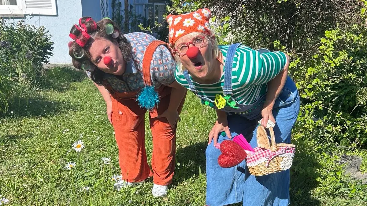 Kerstin Frizenschaft und Sabine Schock als Clowns Jäcky Konfetti und Frau Erbse