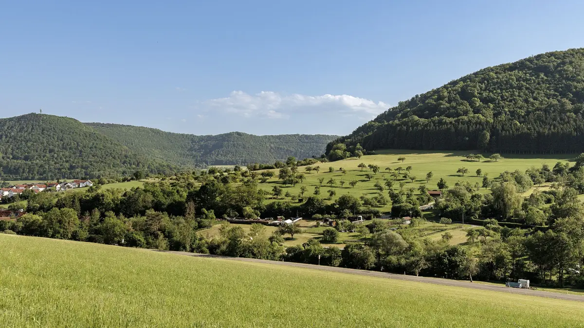 Hochwasserproblematik und Hochwasserschutz in Reichenbach im Täle.Voraussichtlich beim Ortseingang von Reichenbach, links im Bild, von Schlat kommend, soll das geplante HRB Hochwasserrückhaltebecken Fischbach entstehen.