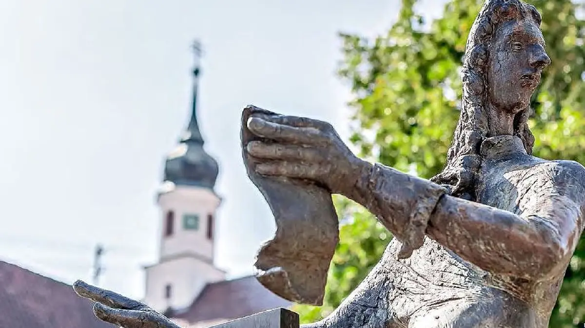 Im Herzen der Kirchspielgemeinde steht der Nichthuldigerbrunnen - auf dem Marktplatz.