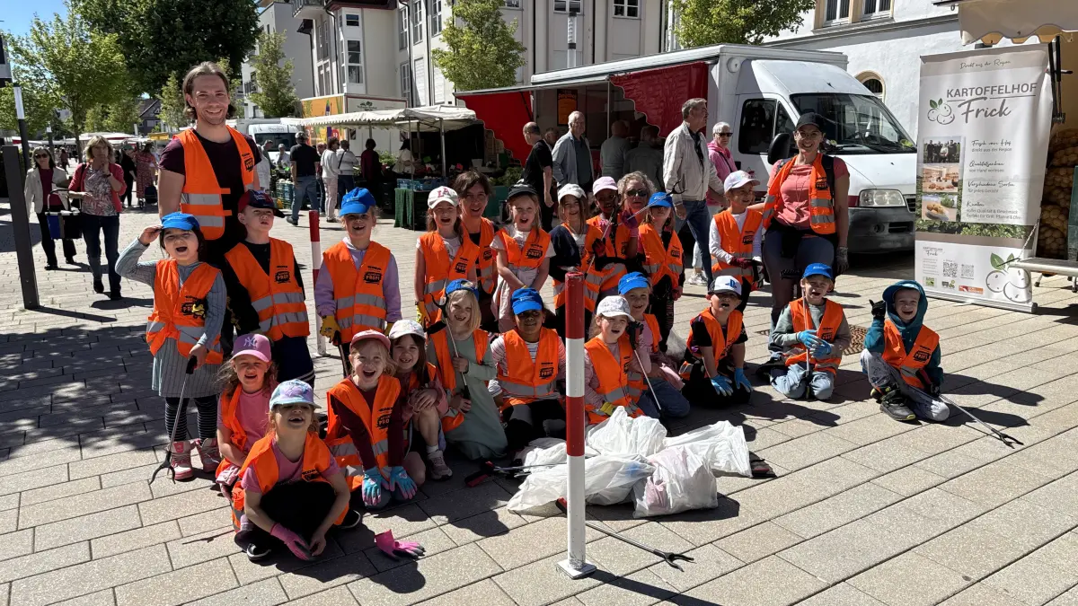 Die Vorschüler der Evangelischen Kindertagesstätte Tailfingen nach ihrer erfolgreichen Säuberungsaktion in der Tailfinger Mitte.