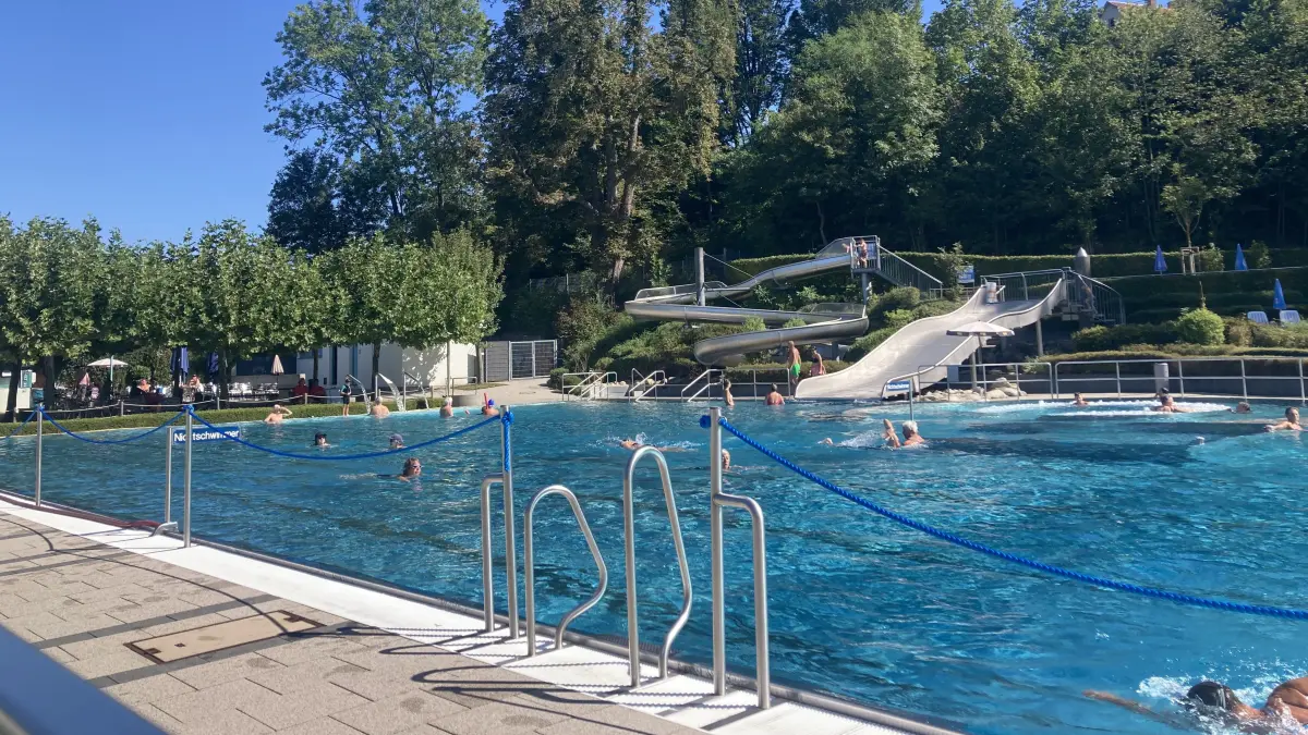 Blick ins Balinger Freibad: Die hohen Temperaturen treiben zahlreiche Menschen in Schwimmbäder. Gleichzeitig warnt das Klinikum vor den Risiken anhaltender Hitze.
