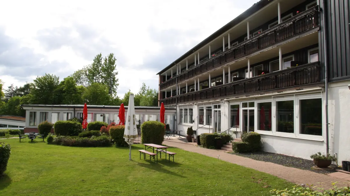 Einladend im Grünen: Die Kaffee-Terrasse des wieder eröffneten Hotels Schwarzwald Freudenstadt.