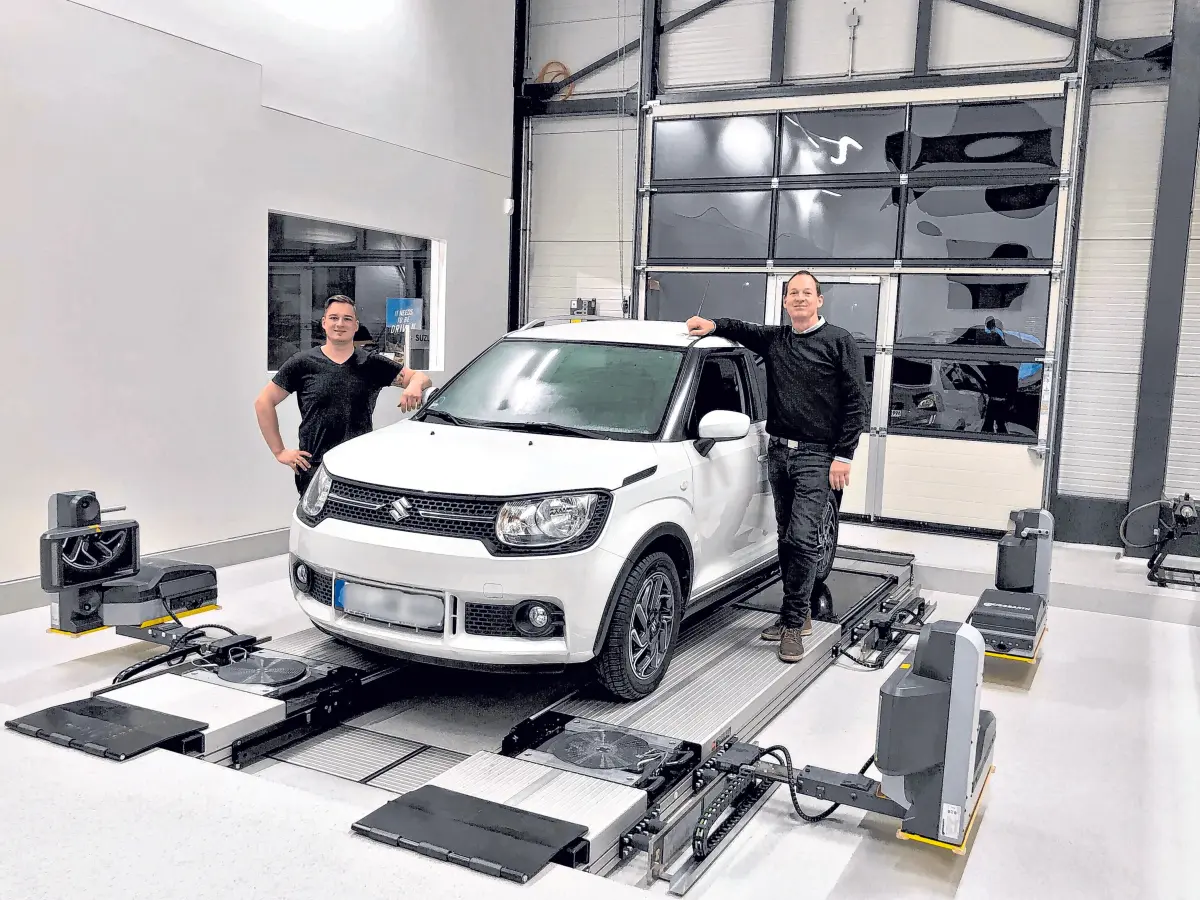 Die Kfz-Werkstatt, die sich nicht nur durch ihren weißen Boden auszeichnet.