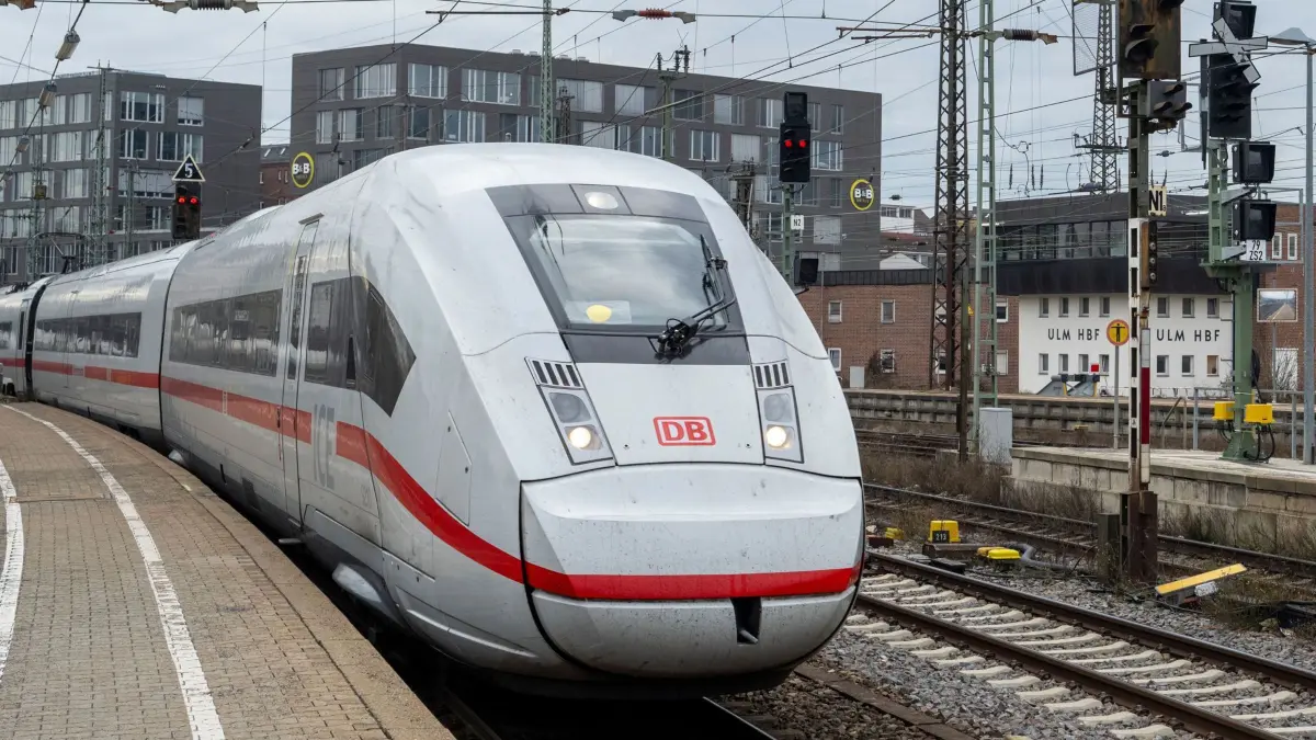 PRODUKTION - 19.12.2025, Baden-Württemberg, Ulm: Ein ICE fährt im Hauptbahnhof am Stellwerk vorbei. (zu dpa: «Polizei evakuiert ICE im Ulmer Hauptbahnhof - keine Gefahr») Foto: Stefan Puchner/dpa +++ dpa-Bildfunk +++