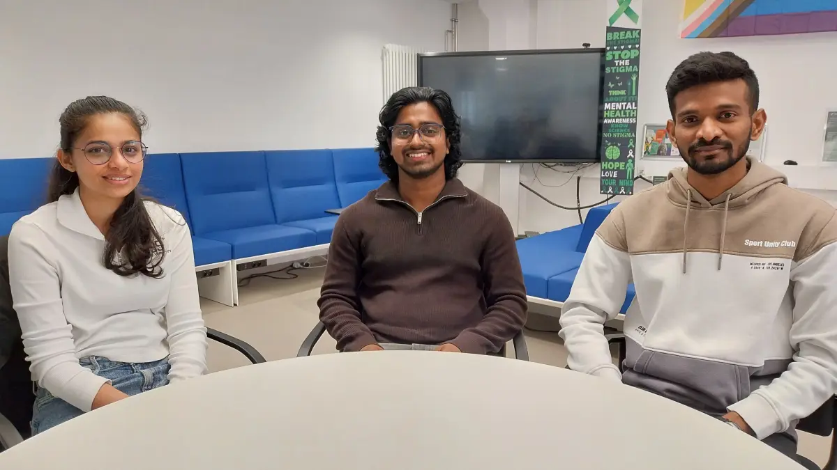 Abeera Biju (von links), Uday Maduri und Abel Raphel Pulikottil studieren an der Hochschule Albstadt-Sigmaringen den Studiengang "Industrial Artificial Intelligence".