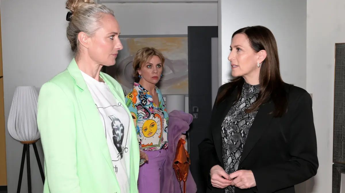 Katrin (Ulrike Frank, r.) schmeißt Yvonne (Gisa Zach) raus. Maren (Eva Mona Rodekirchen, l.) versucht, die aufgeheizte Situation zu entspannen.