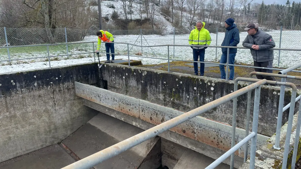 Der Abwasserzweckverband macht sich auf den Weg - und lässt sich selbst vom Schnee, der am 26. März 2026 noch lag, nicht aufhalten. Beim Ortstermin am Regenüberlaufbecken Täbingen besprach der Verband mit dem Landratsamt, Betriebsleiter und Ingenieurbüro, wie es mit der Betonsanierung weitergeht.